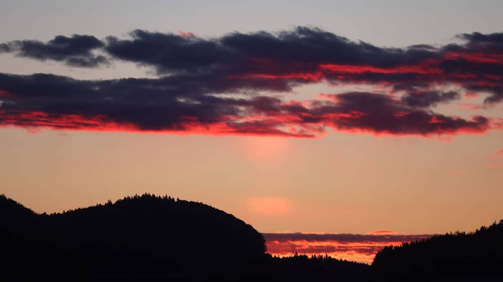 Vielerorts scheint in Bayern die Sonne. Doch gebietsweise kann das schöne Wetter auch von Gewittern abgelöst werden. (Archivbild) / Foto: Karl-Josef Hildenbrand/dpa