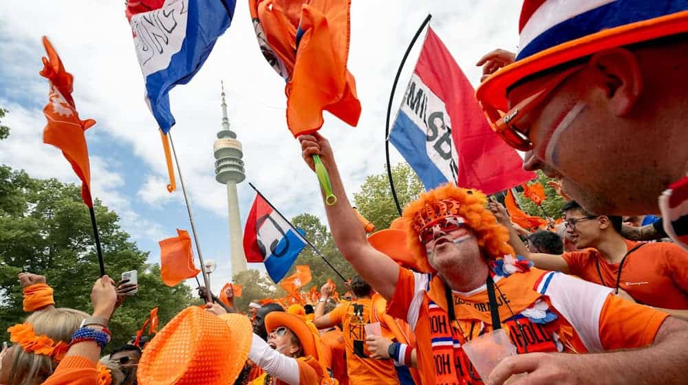 Und da sind sie wieder: Mit bester Laune heizen niederländische Fans die Vorfreude auf das Achtelfinalspiel ihrer Mannschaft gegen Rumänien an. / Foto: Stefan Puchner/dpa