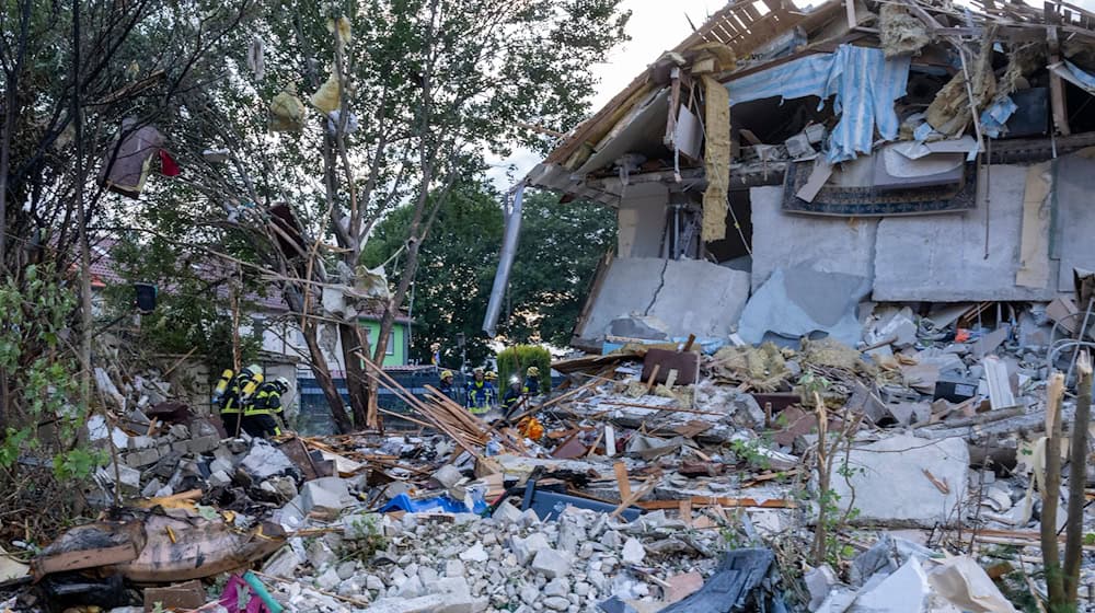 Rettungskräfte arbeiten nach der Explosion eines Reiheneckhauses in Memmingen an der Unglücksstelle.  / Foto: Stefan Puchner/dpa