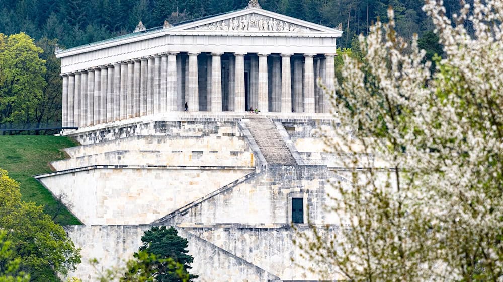 Der Ruhmestempel Walhalla an der Donau unweit von Regensburg soll ein neues Besucherzentrum erhalten. (Archivfoto) / Foto: Armin Weigel/dpa