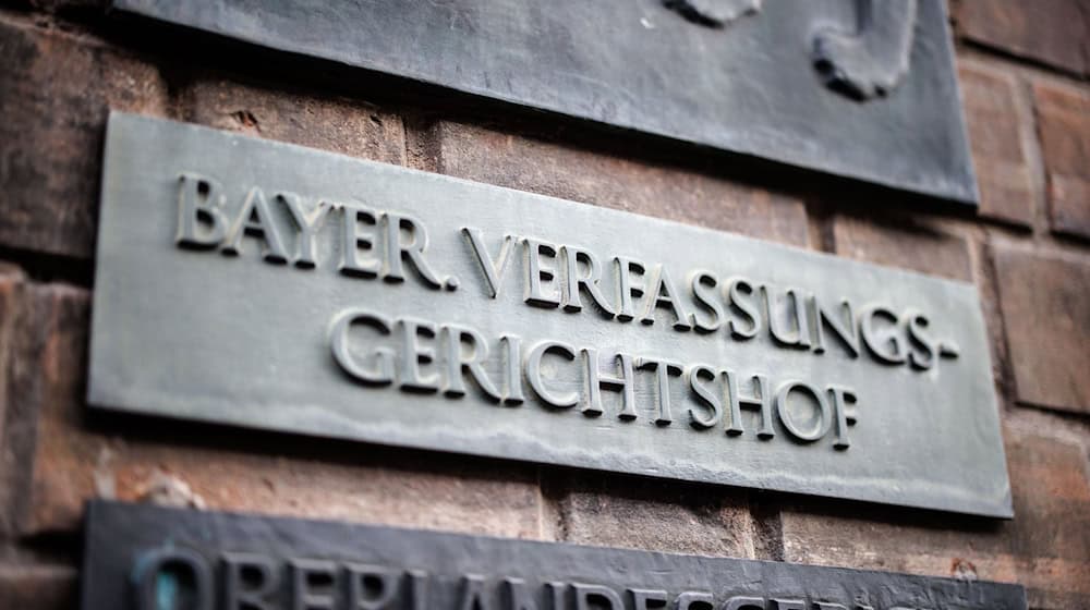 Alle Fraktionen im Landtag haben das Recht, Kandidaten für das Amt des ehrenamtlichen Richters am Verfassungsgerichtshof zu benennen. (Archivbild) / Foto: Matthias Balk/dpa