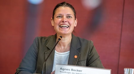 Nach dem Karlsruher Urteil zum Bundestagswahlrecht will die ÖDP mit den Landeschefs Landeschef Agnes Becker und Tobias Ruff (nicht im Bild) in Bayern das Landeswahlrecht gerichtlich überprüfen lassen. (Archivbild) / Foto: Peter Kneffel/dpa