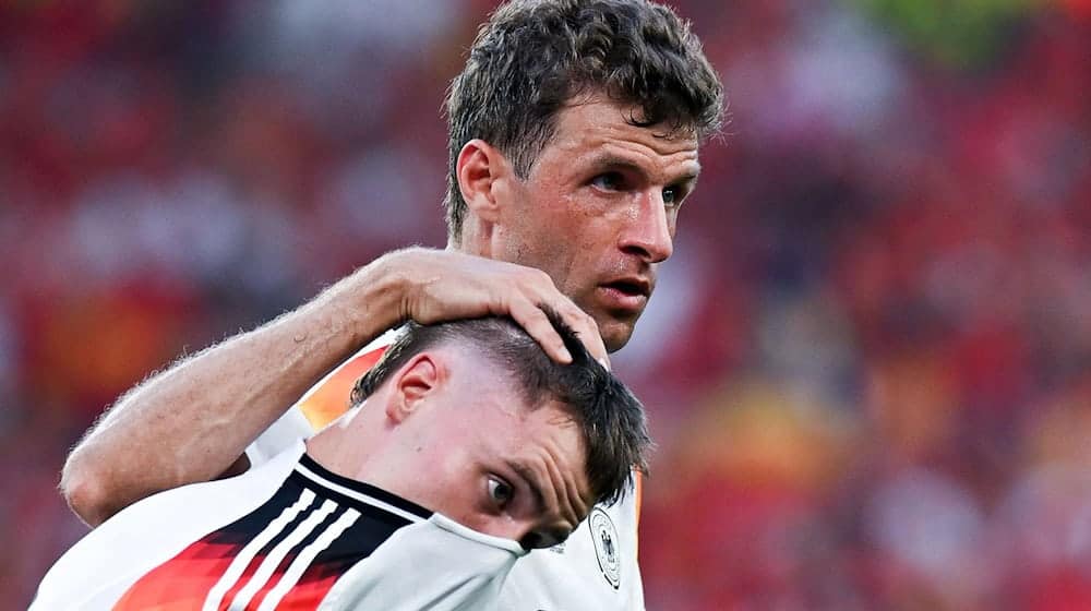 Thomas Müller tröstet Florian Wirtz nach dem EM-Aus. / Foto: Marijan Murat/dpa