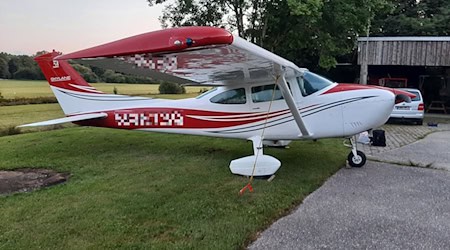 Mit diesem Kleinflugzeug sollen vier Migranten über die Grenze auf einen Flugplatz in Niederbayern gebracht worden sein. / Foto: -/Bundespolizei Passau/dpa