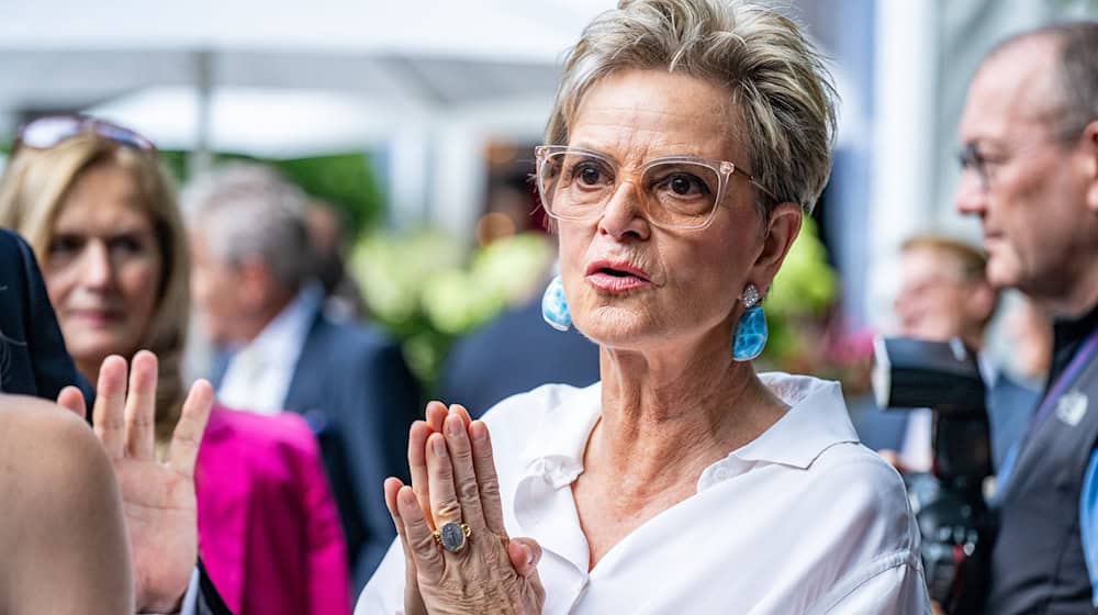 Gloria Fürstin von Thurn und Taxis mischte sich im Park von Schloss St. Emmeram unter die Gäste. / Foto: Armin Weigel/dpa