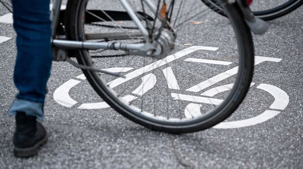 Nach einem Sturz ist ein Fahhradfahrer in München kollabiert. (Symbolbild) / Foto: Jonas Walzberg/dpa