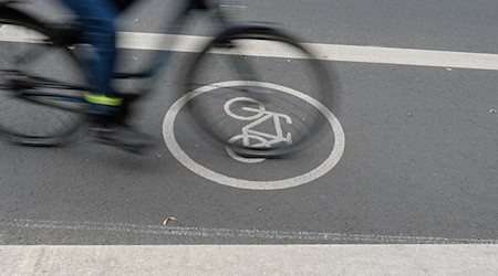 Im niederbayerischen Landkreis Regen ist ein 56 Jahre alter Mann mit dem Fahrrad tödlich verunglückt. (Symbolbild) / Foto: Sebastian Willnow/dpa-Zentralbild/dpa