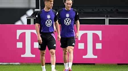 Rocco Reitz (r) schwärmt von Fußball-Nationalspieler Joshua Kimmich (l). (Archivbild) / Foto: Federico Gambarini/dpa