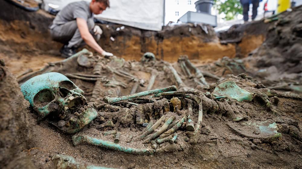 Bis zu 3000 Toten sind nach Einschätzung der Fachleute auf dem riesigen Pestfriedhof beerdigt worden. / Foto: Daniel Karmann/dpa