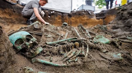 Bis zu 3000 Toten sind nach Einschätzung der Fachleute auf dem riesigen Pestfriedhof beerdigt worden. / Foto: Daniel Karmann/dpa