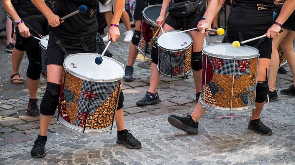 Trommeln und tanzen - Coburg feiert das Samba-Festival / Foto: Daniel Vogl/dpa