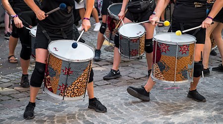 Trommeln und tanzen - Coburg feiert das Samba-Festival / Foto: Daniel Vogl/dpa