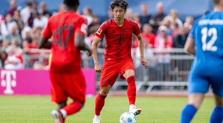 Pech für Hiroki Ito (M), im zweiten Testspiel für die Bayern verletzt er sich. / Foto: David Inderlied/dpa