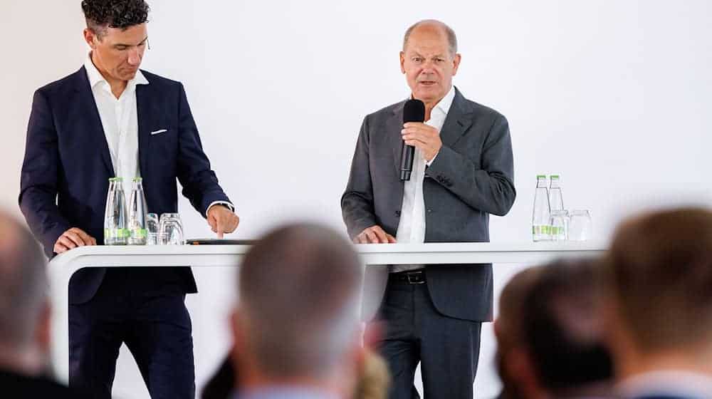 Bundeskanzler Olaf Scholz (r) erteilte Überlegungen, die Rente mit 63 abzuschaffen, eine klare Absage. / Foto: Daniel Karmann/dpa