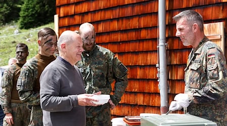 Beim Besuch auf der Reiteralpe zeigt sich Kanzler Scholz zuversichtlich und sieht die Truppe gut gerüstet für die Zukunft.  / Foto: Alexandra Beier/AFP POOL/dpa