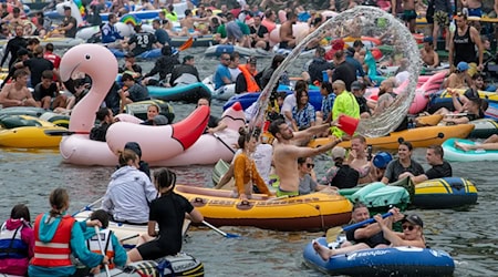 Tausende Menschen schwimmen am Schwörmontag traditionell auf Booten, Flößen und Gummitieren  die Donau hinab. (Archivbild) / Foto: Stefan Puchner/dpa