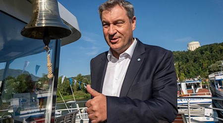 Markus Söde freut sich über das Karlsruher Wahlrechts-Urteil. / Foto: Peter Kneffel/dpa