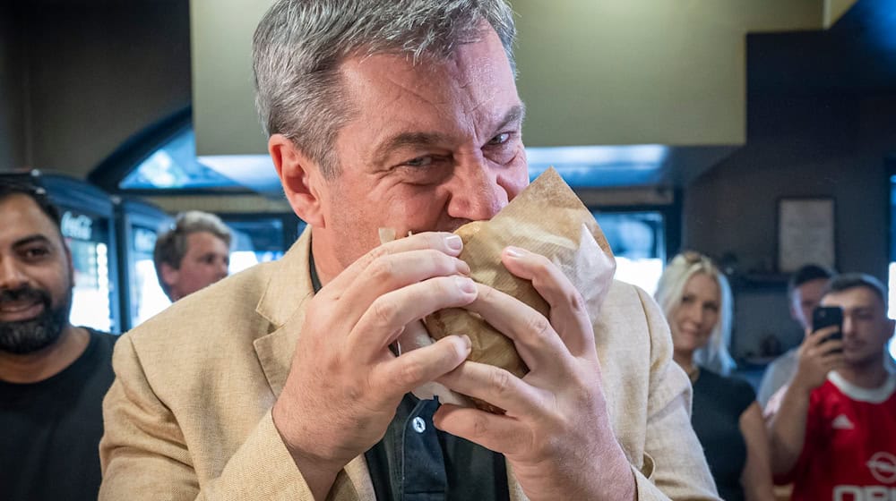 Der Ministerpräsident lud Instagram-Follower zum gemeinsamen Döner-Mahl ein. / Foto: Peter Kneffel/dpa