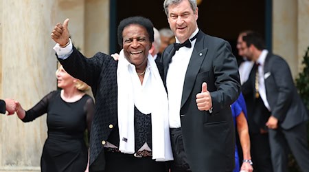 Roberto Blanco (l.) und Markus Söder genießen das Schaulaufen in Bayreuth / Foto: Daniel Karmann/dpa