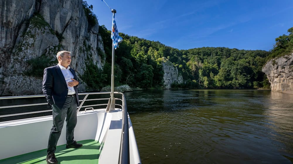 Markus Söder - hier vor Beginn der Kabinettssitzung am Bug eines Donauschiff vor der Kulisse des Donaudurchbruchs - freut sich über das Karlsruher Wahlrechtsurteil. / Foto: Peter Kneffel/dpa