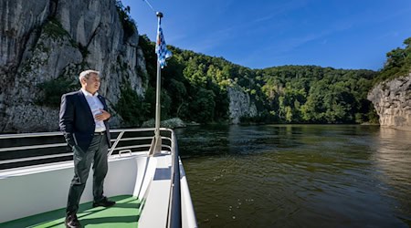 Markus Söder - hier vor Beginn der Kabinettssitzung am Bug eines Donauschiff vor der Kulisse des Donaudurchbruchs - freut sich über das Karlsruher Wahlrechtsurteil. / Foto: Peter Kneffel/dpa