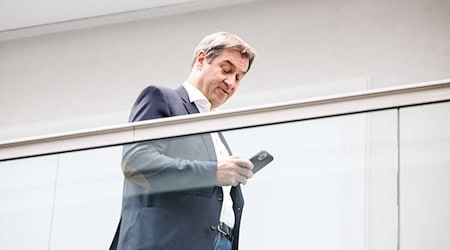 Ministerpräsident Markus Söder (CSU) mit seinem Smartphone in der Hand. Er ist in den sozialen Medien sehr erfolgreich.  / Foto: Matthias Balk/dpa