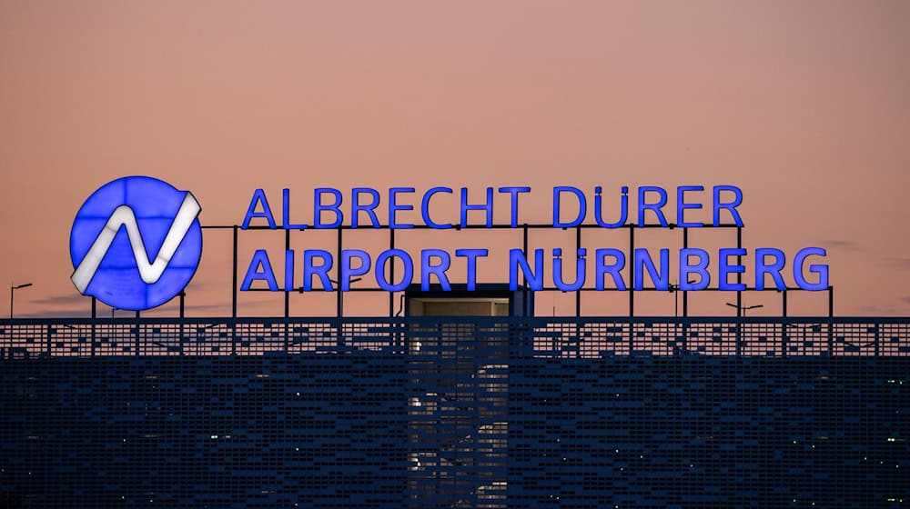 Computerprobleme beeinträchtigen auch den Flugbetrieb am Flughafen Nürnberg. (Archivbild) / Foto: Daniel Karmann/dpa