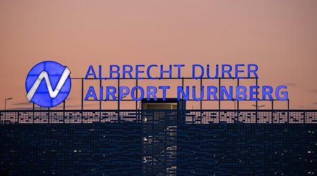 Computerprobleme beeinträchtigen auch den Flugbetrieb am Flughafen Nürnberg. (Archivbild) / Foto: Daniel Karmann/dpa