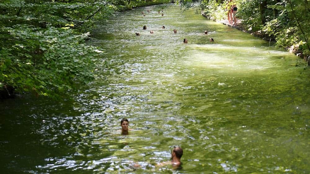 Ein Bad im Eisbach gilt als beliebte Abkühlung an heißen Tagen, ist aber verboten. Der Grund: Lebensgefahr. Nun wurde eine Leiche gefunden.  / Foto: Angelika Warmuth/dpa