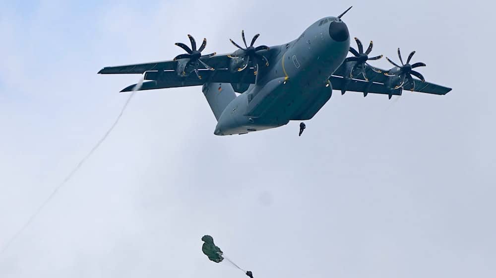 Bundeswehr-Fallschirmspringer beim Absprung. / Foto: Uwe Lein/dpa