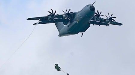 Bundeswehr-Fallschirmspringer beim Absprung. / Foto: Uwe Lein/dpa