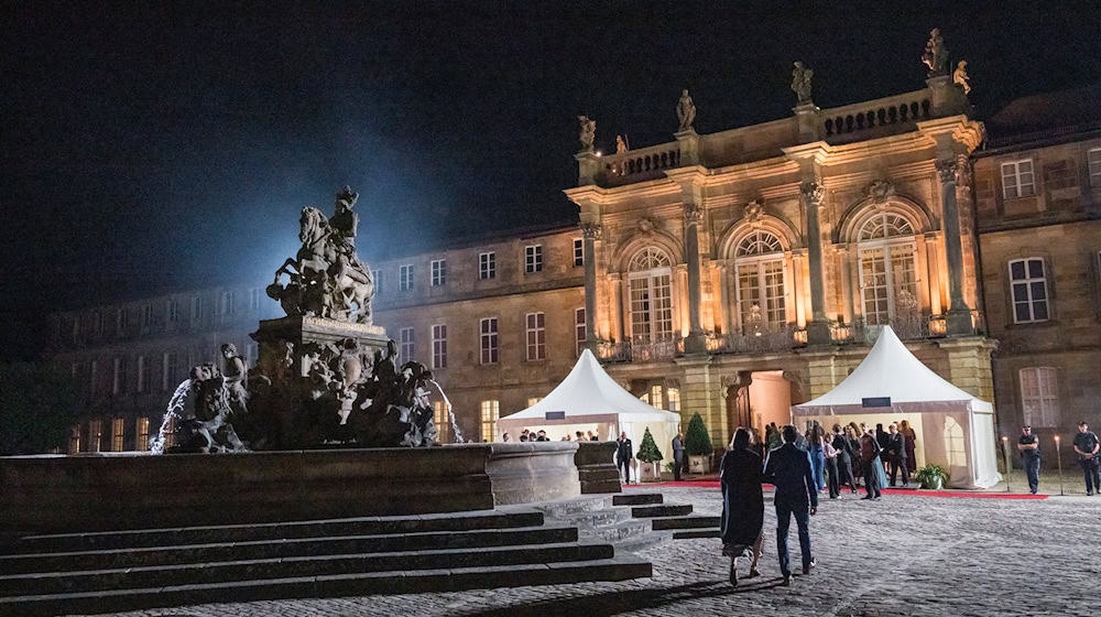 Vom Festspielhaus geht es für die prominenten Gäste ins Neue Schloss Bayreuth. / Foto: Daniel Vogl/dpa