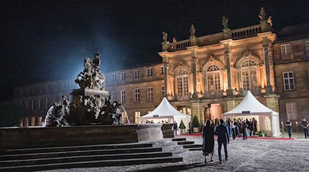 Vom Festspielhaus geht es für die prominenten Gäste ins Neue Schloss Bayreuth. / Foto: Daniel Vogl/dpa