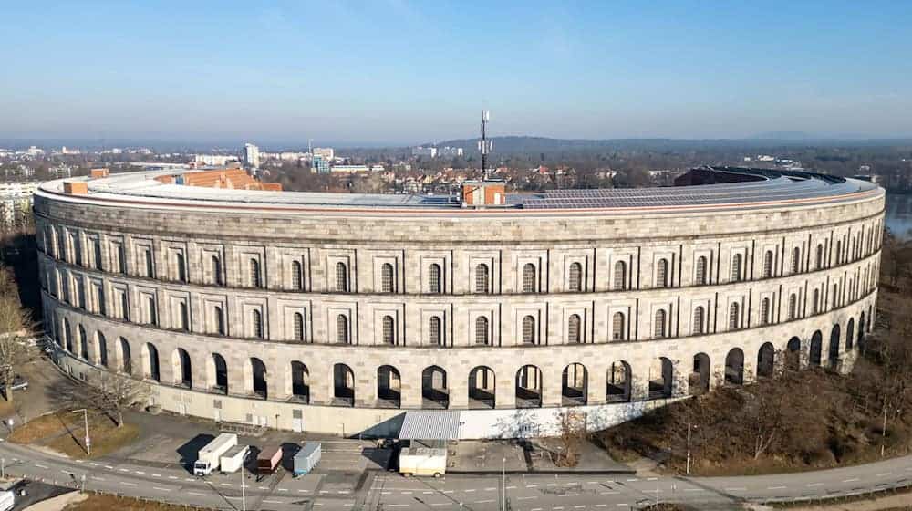 Im Innenhof der Kongresshalle soll die Ersatzspielstätte des Staatstheaters während der Sanierung des Opernhauses entstehen.  / Foto: Daniel Karmann/dpa