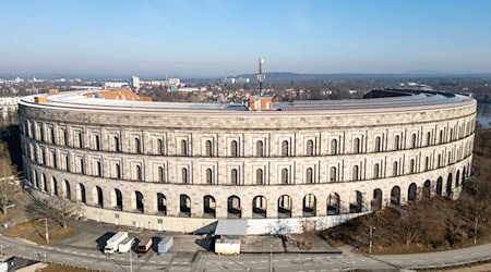 Im Innenhof der Kongresshalle soll die Ersatzspielstätte des Staatstheaters während der Sanierung des Opernhauses entstehen.  / Foto: Daniel Karmann/dpa