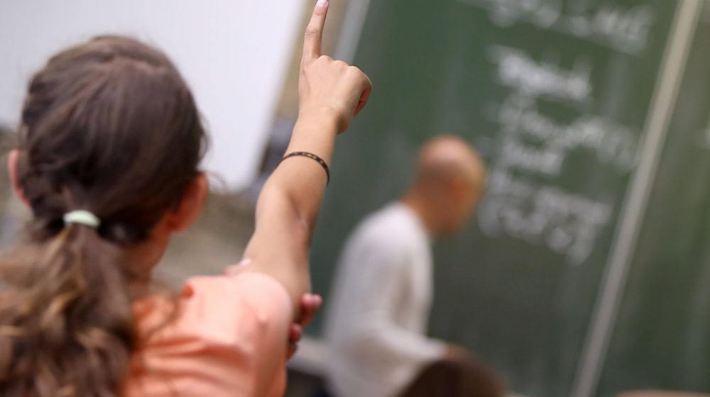 In Straubing wird bei den Realschulen nun die Geschlechtertrennung aufgehoben. (Symbolbild) / Foto: Daniel Karmann/dpa