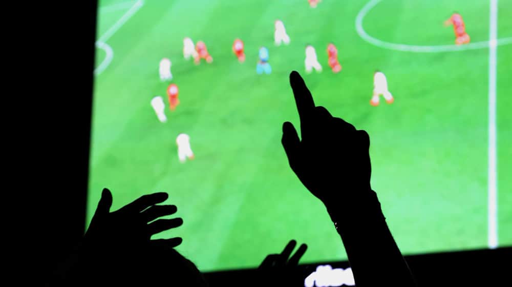 Beim gemütlichen gemeinsamen Fußballschauen kommt es in Rosenheim plötzlich zum Streit. (Symbolbild) / Foto: Karl-Josef Hildenbrand/dpa