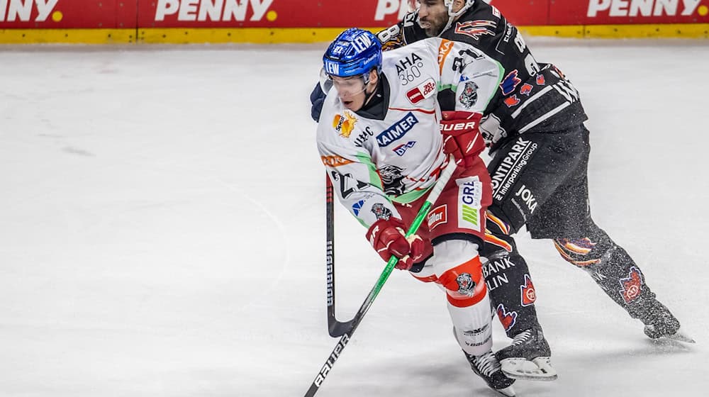 Jere Karjalainen (l) kommt nicht nach Augsburg zurück. / Foto: Andreas Gora/dpa