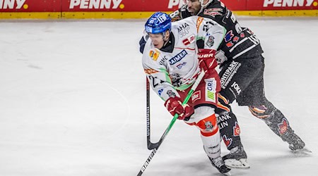 Jere Karjalainen (l) kommt nicht nach Augsburg zurück. / Foto: Andreas Gora/dpa