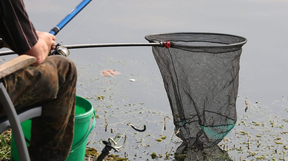 Ein Angler wird seit Donnerstag vermisst. (Symbolfoto) / Foto: Bernd Wüstneck/dpa