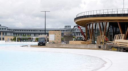 Ab August soll im Surfpark nahe dem Münchner Flughafen gesurft werden können. (Archivfoto) / Foto: Sven Hoppe/dpa