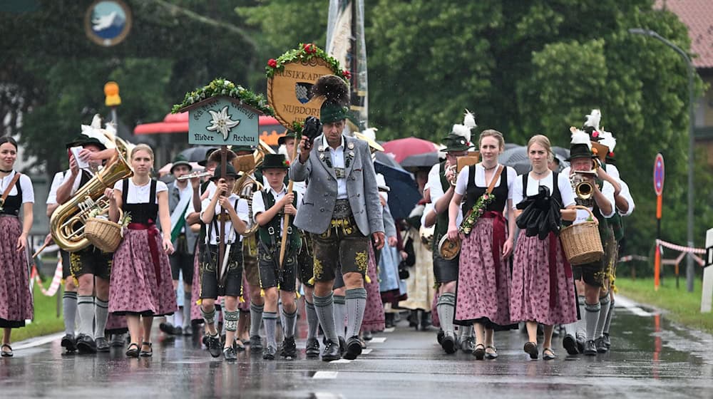 Eine Musikkapelle spielt beim Gaufest des Chiemgau Alpenverbands. / Foto: Peter Kneffel/dpa