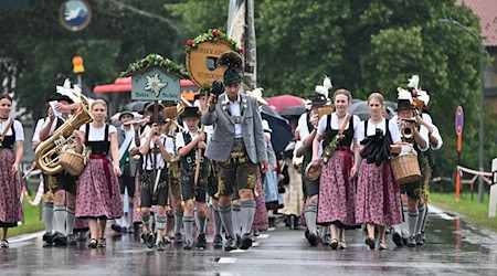 Eine Musikkapelle spielt beim Gaufest des Chiemgau Alpenverbands. / Foto: Peter Kneffel/dpa