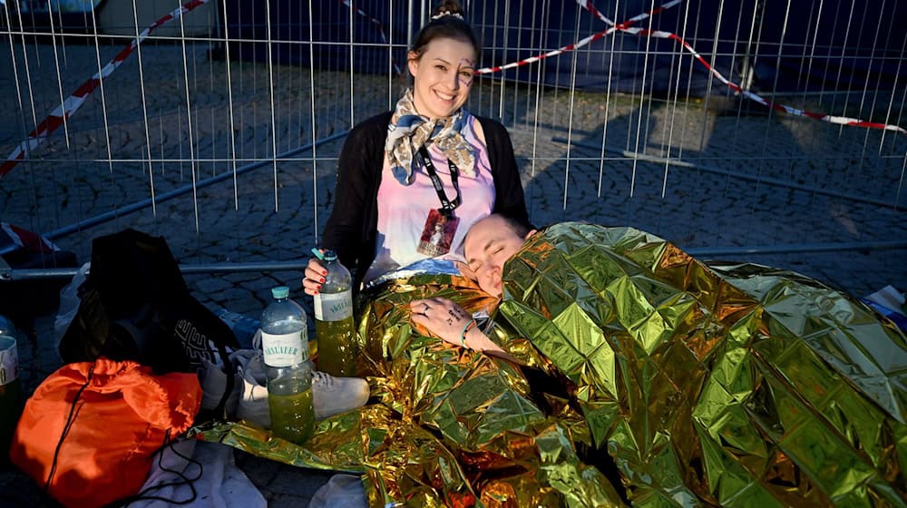 Elisa war schon in Hamburg auf dem Konzert. Mit den VIP-Tickets für München will sie in die erste Reihe.  / Foto: Felix Hörhager/dpa