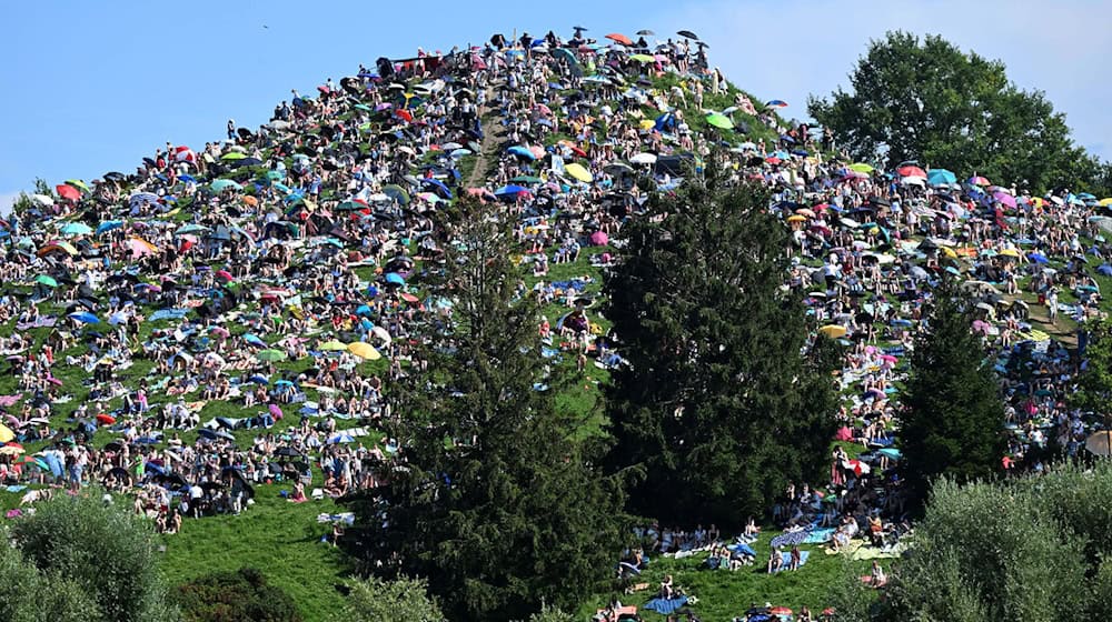 Viele Menschen ohne Ticket verfolgten Taylor Swifts Konzert in München von einem Hügel neben dem Stadion aus. / Foto: Felix Hörhager/dpa