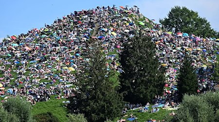 Viele Menschen ohne Ticket verfolgten Taylor Swifts Konzert in München von einem Hügel neben dem Stadion aus. / Foto: Felix Hörhager/dpa