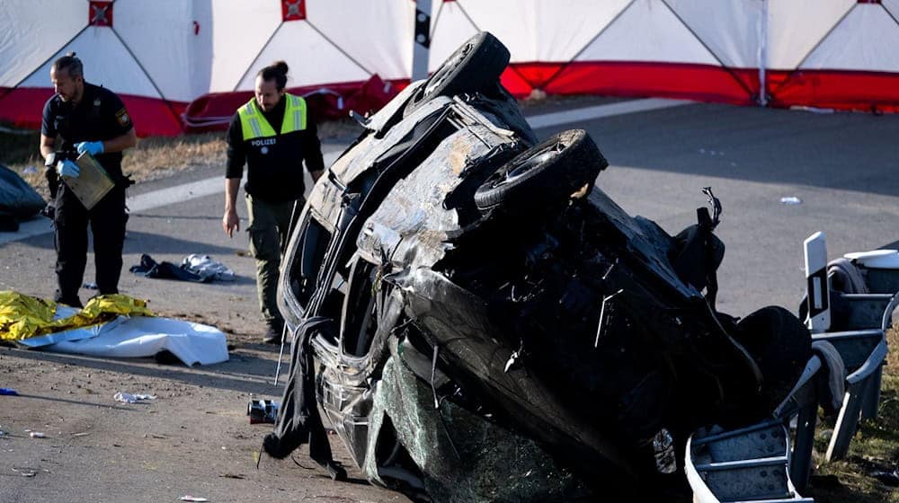 Nach dem tödlichen Schleuserunfall im Oktober 2023 in Oberbayern hat die Staatsanwaltschaft TRaunstein Anklage gegen drei mutmaßliche Organisatoren der Fahrt erhoben. / Foto: Sven Hoppe/dpa