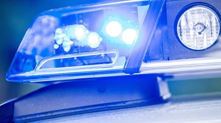 Die leblose Frau wurde von einem Zeugen auf einem Ufergrundstück gefunden. (Symbolfoto) / Foto: Lino Mirgeler/dpa