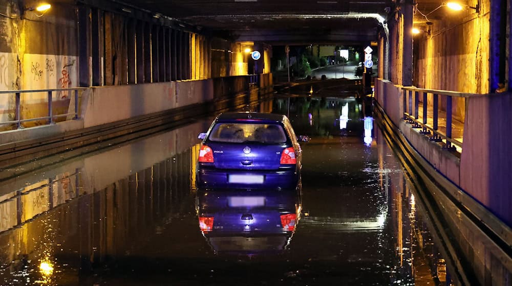 Starker Regen hat am Abend in Aschaffenburg zu einigen überlaufenen Kellern und Straßen geführt. / Foto: Ralf Hettler/dpa