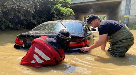 Das Unwetter hielt die Einsatzkräfte in Österreich auf Trab. / Foto: Thomas Zeiler/FEUERWEHR APFELBERG/APA/dpa